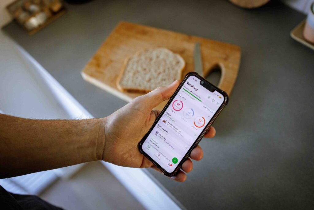 Leefstijl app voor coaching met voeding zichtbaar op de achtergrond