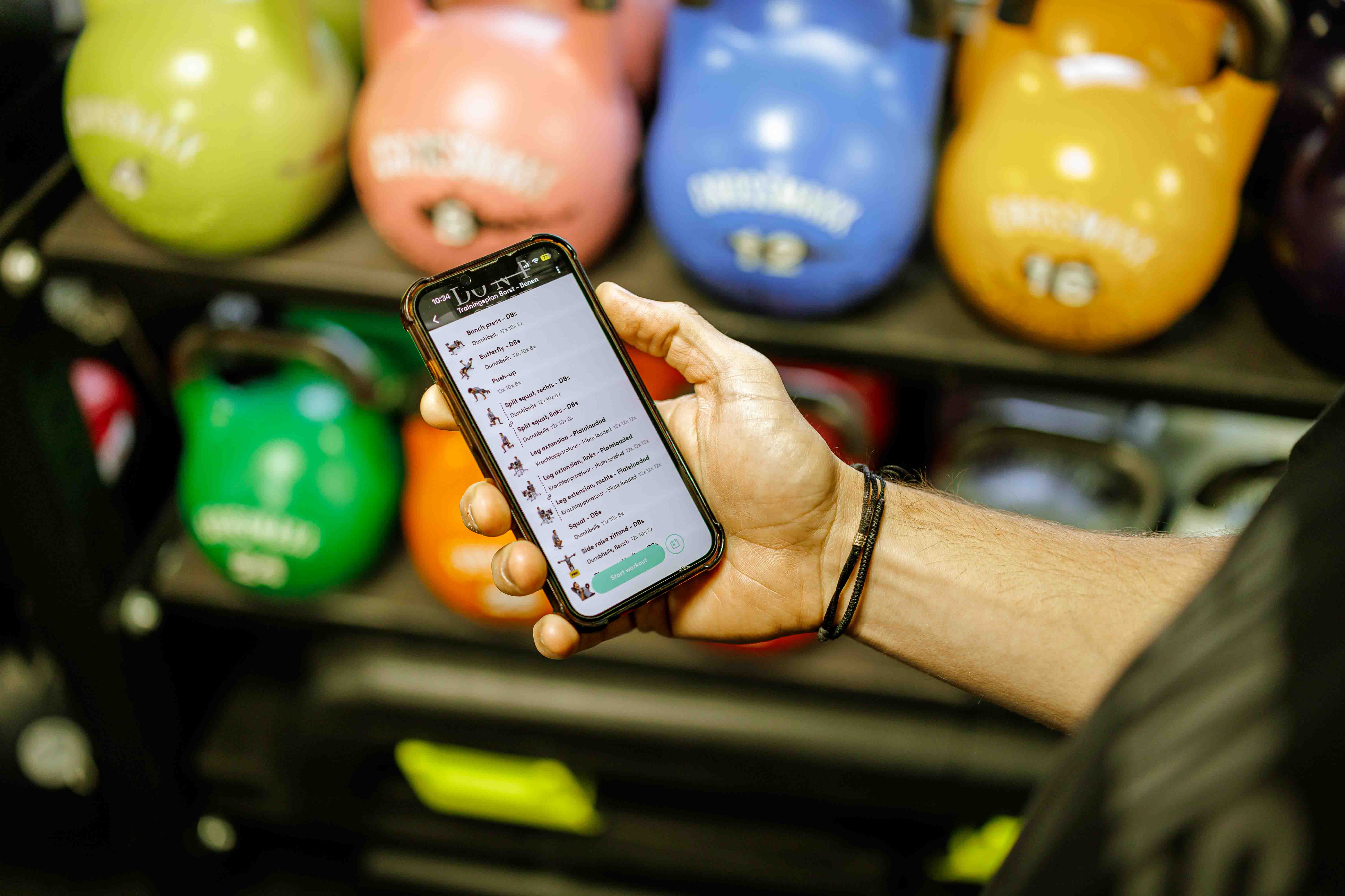 Leefstijl app voor training en coaching in de sportschool met gewichten