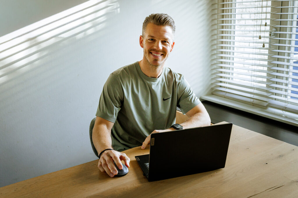 Maarten van MBSportcoaching werkt aan online coaching achter zijn laptop