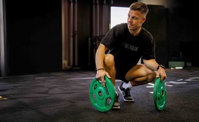 Maarten van MB Sportcoaching traint met gewichten